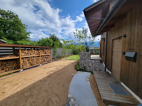 深い軒（のき）や庇（ひさし）で日差しをカット