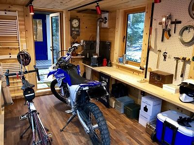 ガレージにバイクおきました。