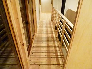 吹き抜けの渡り廊下